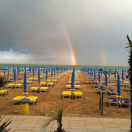 Piccolo Moderno Appartamento Sulla Spiaggia In Centro Lido di Jesolo Bagian luar foto