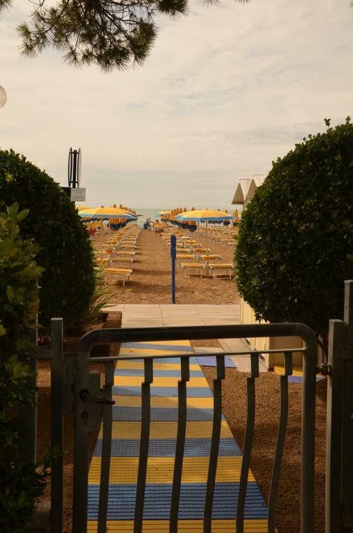 Piccolo Moderno Appartamento Sulla Spiaggia In Centro Lido di Jesolo Bagian luar foto