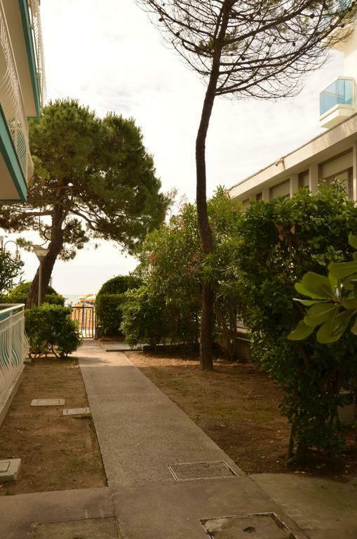 Piccolo Moderno Appartamento Sulla Spiaggia In Centro Lido di Jesolo Bagian luar foto