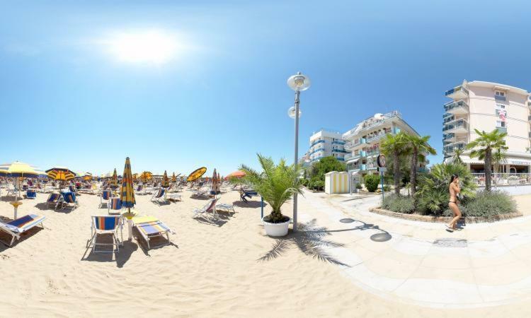 Piccolo Moderno Appartamento Sulla Spiaggia In Centro Lido di Jesolo Bagian luar foto